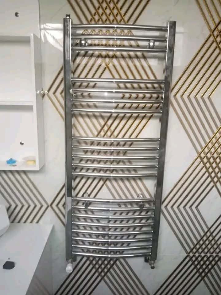 Toallero radiador en baño alicatado