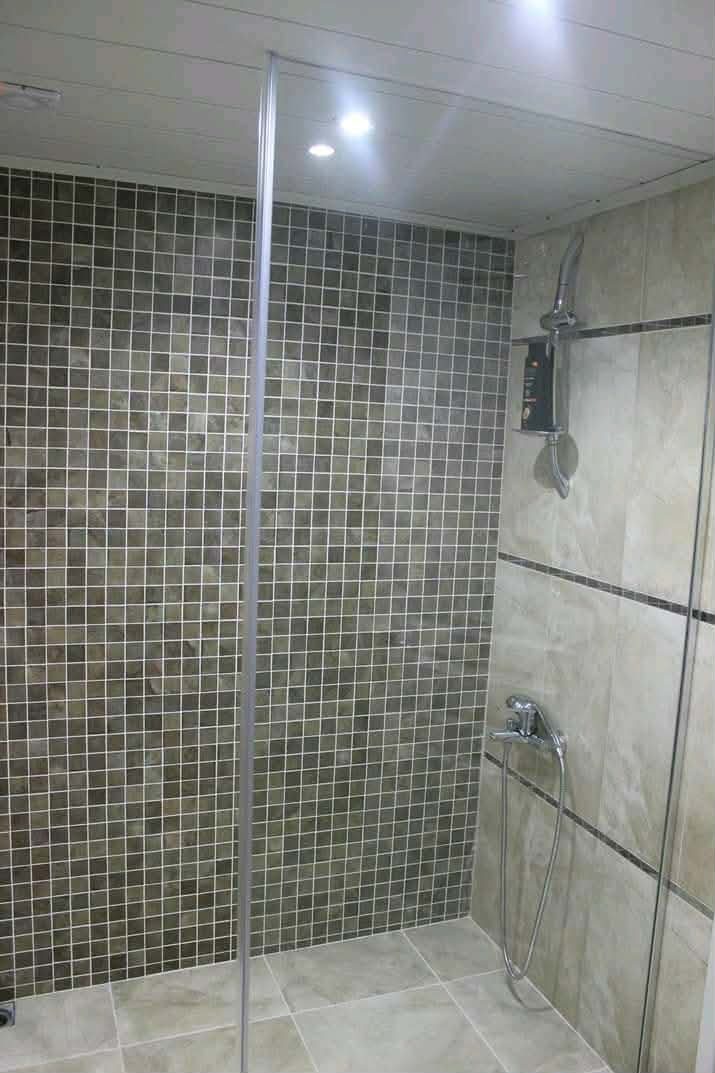 Ducha de obra con mosaico y mampara